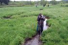 Foto: Bažinou proti suchu. Na Šumavě zavodňují hektary mokřadů