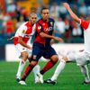 Houssine Kharja (FC Janov) bojuje o míč s Hocine Raguedem ze Slavie v úvodním utkání Evropské ligy.