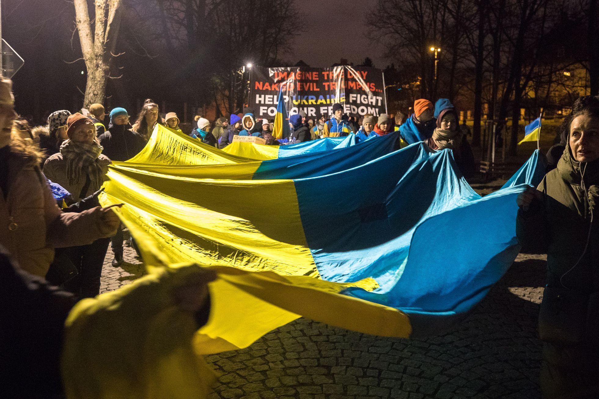 Rok od vpádu Ruska na Ukrajinu, ake v Praze na Letné, u ruské ambasády a ukrajinské ambasády