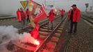 Belgian workers with flares demonstrate on rail tracks and block trains during a European strike, at the North train station in Brussels November 14, 2012. Millions of workers joined strikes across southern Europe on Wednesday to protest against spending cuts and tax hikes that trade unions say have brought misery and deepened the region's economic crisis. REUTERS/Yves Herman (BELGIUM - Tags: POLITICS CIVIL UNREST BUSINESS EMPLOYMENT TRANSPORT) Published: Lis. 14, 2012, 9:54 dop.