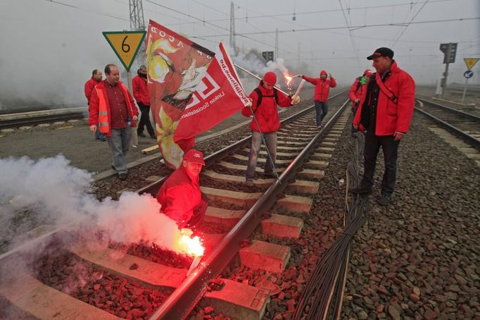 Belgian workers with flares demonstrate on rail tracks and block trains during a European strike, at the North train station in Brussels November 14, 2012. Millions of workers joined strikes across southern Europe on Wednesday to protest against spending cuts and tax hikes that trade unions say have brought misery and deepened the region's economic crisis. REUTERS/Yves Herman (BELGIUM - Tags: POLITICS CIVIL UNREST BUSINESS EMPLOYMENT TRANSPORT) Published: Lis. 14, 2012, 9:54 dop.