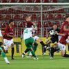 Sparťané marně hasí problémy před vlastní brankou. Díky nešťastnému vlastnímu gólu Štěpána Kučery se řecký soupeř dostává do vedení. AC Sparta Praha : FC Panathinaikos - 1:2.