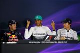 Lewis Hamilton (uprostřed) "neukočíroval" emoce ani na tiskovce. Sebastian Vettel (vlevo) a Nico Rosberg na Brita pobaveně hleděli.