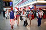 Na londýnské letiště Heathrow přišli umělci pobavit cestující ve frontě na odbavení letu do Spojených států amerických. Chybět u toho samozřejmě nemohl ani Elvis Presley, který si však na rozdíl od svých kolegů zapomněl nasadit ochrannou roušku.