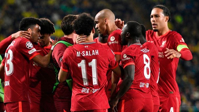 Radost fotbalistů Liverpoolu na trávníku Villarrealu při odvetě semifinále Ligy mistrů