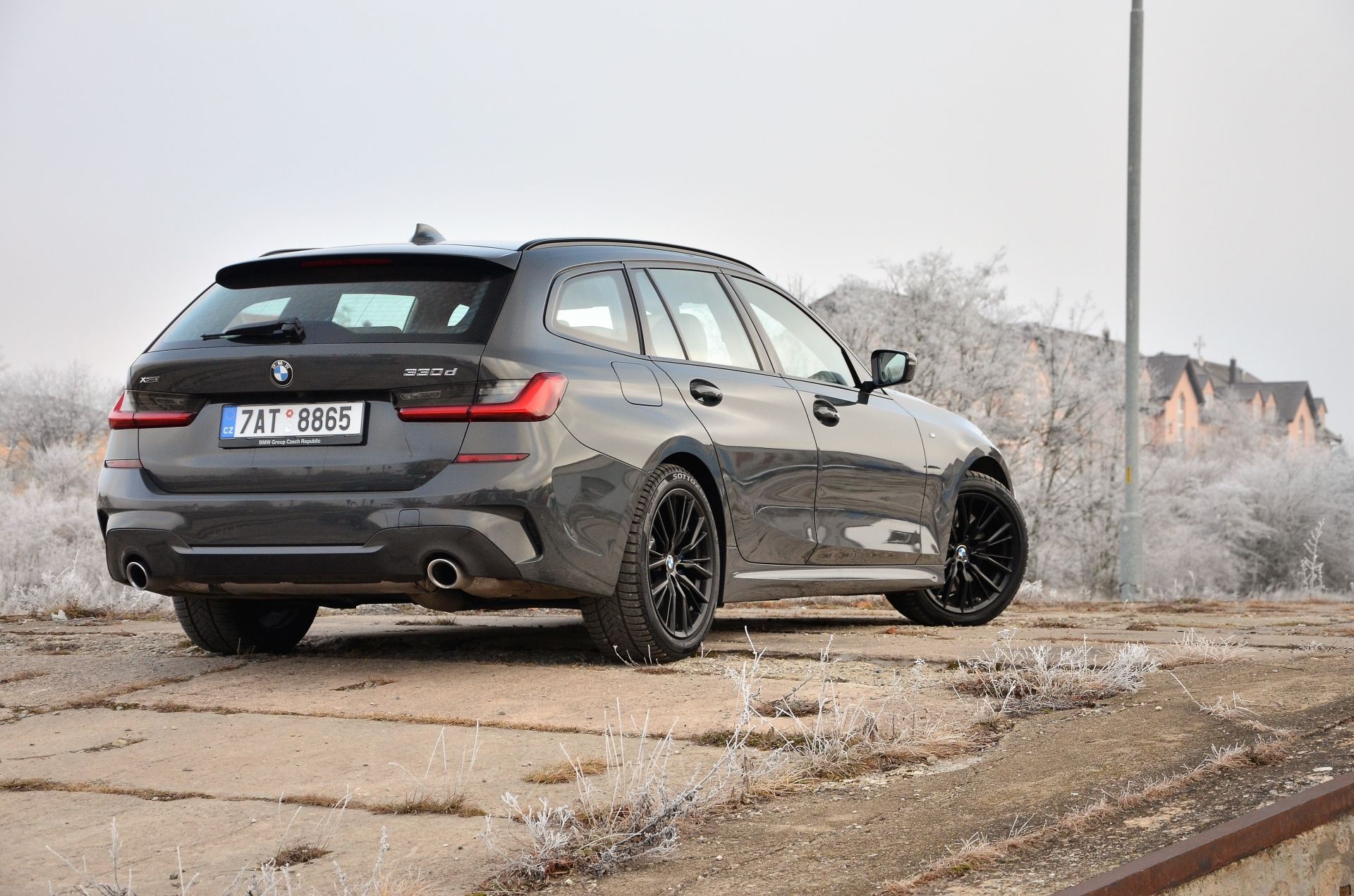 České auto roku v balení pro uspěchané tatínky. Test BMW 330d xDrive