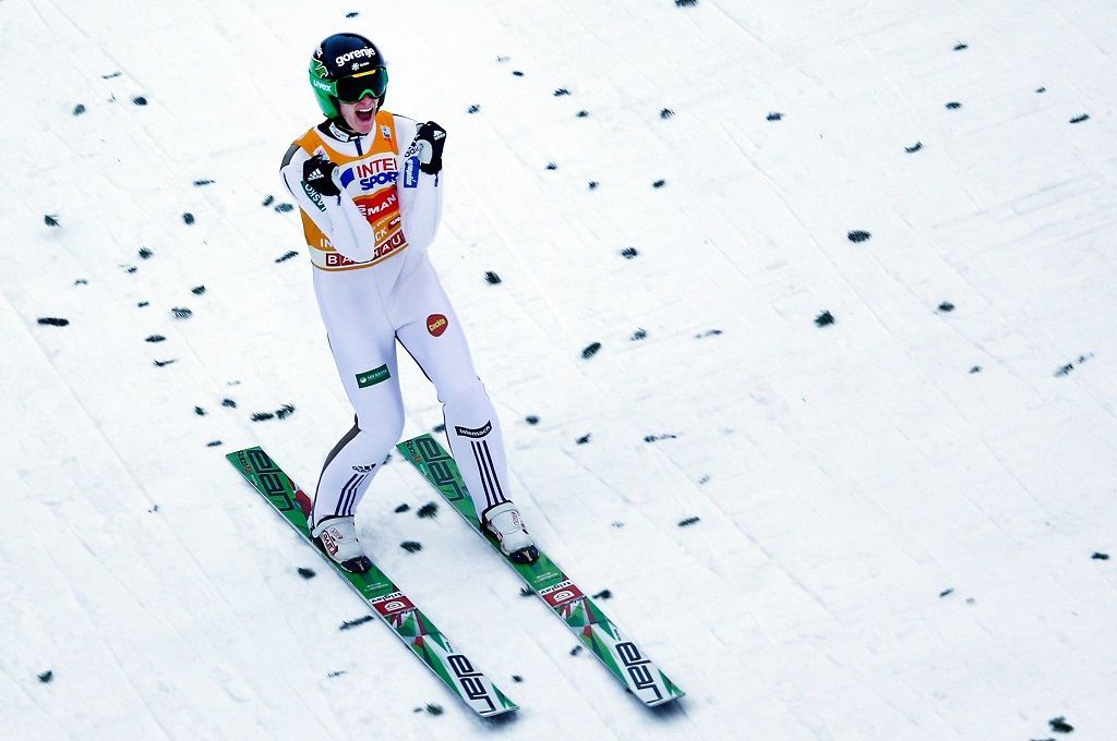 Slovinský skokan Peter Prevc slaví vítězství v Innsbrucku