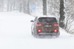 Čechy zasáhne v pondělí silné sněžení, napadne až 20 centimetrů. Na silnicích hrozí kalamita