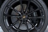 Karbon-keramické brzdy mají vpředu rekordní průměr 440 milimetrů, tedy 17,3 palce. Přes ně jsou navlečena kola ráže 21 až 23 palců.
