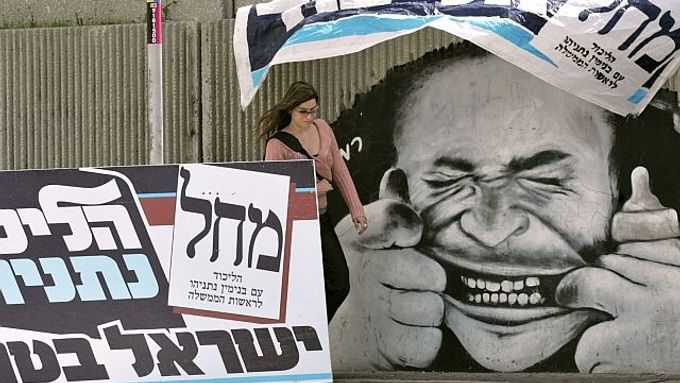 Pozadí předvolebních transparentů v izraelském Tel Avivu.