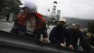 Coal miners carry a piece of metal guard rail as they make a barricade to block the traffic in front of the main gate of the Pozo Santiago mine in Caborana, near Oviedo, northern Spain June 18, 2012. Spanish coal mining unions are taking part in a general strike in northern Spain mining areas as they are protesting against government action to cut coal subsidies. REUTERS/Eloy Alonso (SPAIN - Tags: CIVIL UNREST BUSINESS EMPLOYMENT ENERGY) Published: Čer. 18, 2012, 11:15 dop.