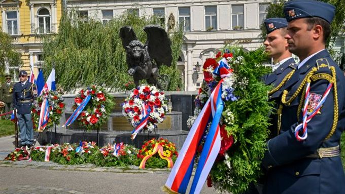 Pietní akt k uctění památky československých letců RAF se konal u jejich pomníku na pražském Klárově.