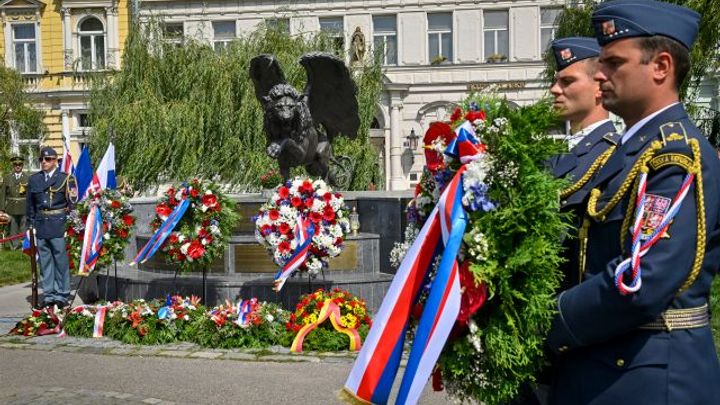 Lidé si na Klárově připomněli 76 let od návratu Čechoslováků sloužících v RAF; Zdroj foto: ČTK