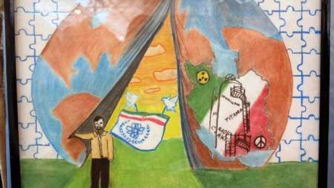 Obrázek vystavený na " jaderné výstavě" v Bahmanském kulturním centru v Teheránu zobrazuje íránského prezidenta Mahmúda Ahmadínežáda, jak světu představuje svůj jaderný projekt.