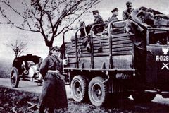 Neznámé příběhy osvobození Československa. Proč byla na sovětském tanku z Mělníka orlice z Polska