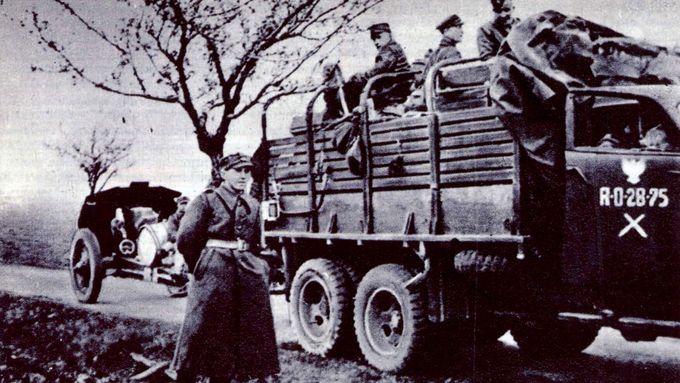 Automobil Studebacker, zachycený v květnu 1945 v severních Čechách, patřil 37. pluku lehkého dělostřelectva. Pěší útvary 2. polské armády byly motorizovány jen minimálně.