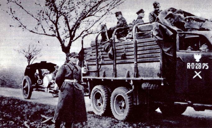 Automobil Studebacker, zachycený v květnu 1945 v severních Čechách, patřil 37. pluku lehkého dělostřelectva. Pěší útvary 2. polské armády byly motorizovány jen minimálně.