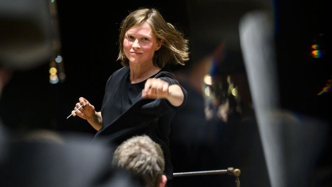 Recenze: Žádný monument. Dirigentka našla v Brucknerovi nevšední lyrickou svěžest