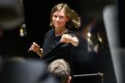 Recenze: Žádný monument. Dirigentka našla v Brucknerovi nevšední lyrickou svěžest