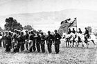 Před 75 lety, na konci druhé světové války, pomohli američtí vojáci z 2. jezdecké skupiny zachránit 650 vzácných koní ze západočeské Hostouně. Na snímku američtí kavaleristé v Hostouni.