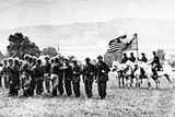 Před 75 lety, na konci druhé světové války, pomohli američtí vojáci z 2. jezdecké skupiny zachránit 650 vzácných koní ze západočeské Hostouně. Na snímku američtí kavaleristé v Hostouni.