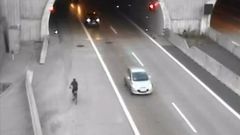Opilý cyklista v tunelu