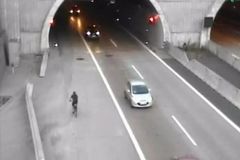 Opilý cyklista jel po dálnici v protisměru. Policie kvůli němu uzavřela Cholupický tunel