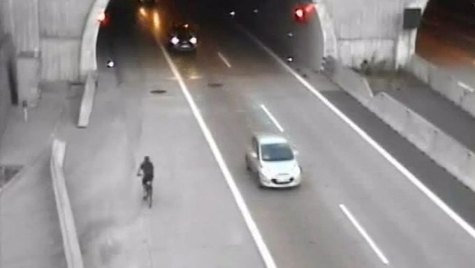 Opilý cyklista projíždí Cholupickým tunelem.