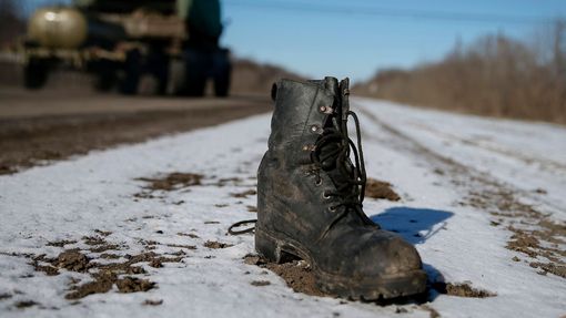 Vojenská bota u silnice poblíž Debalceve.