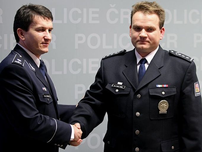 Nově jmenovaný šéf dopravní policie Leoš Tržil (vpravo) společně s policejním ředitelem Oldřichem Martinů.