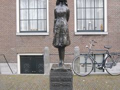Památník Anne Frankové před amsterdamskou budovou, kde se rodina dva roky skrývala.