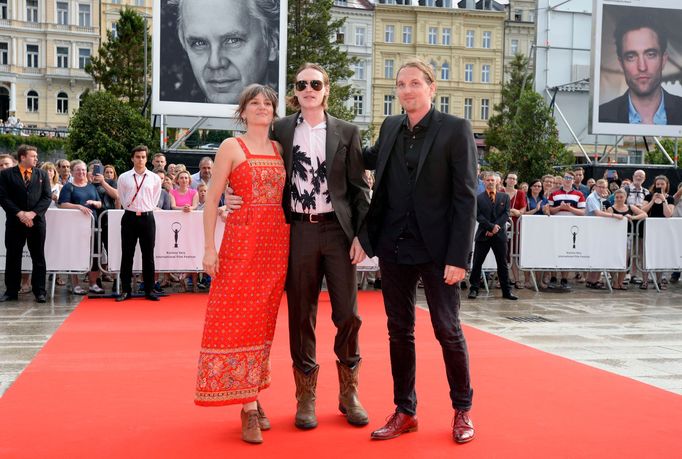 ELEONORE HENDRICKSOVÁ, CALEB LANDRY JONES, PETER BRUNNER