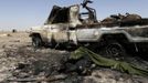 ATTENTION EDITORS - VISUAL COVERAGE OF SCENES OF INJURY OR DEATH The charred body of an Islamist rebel is seen near a destroyed vehicle on the road between Diabaly and Timbuktu in Mali January 30, 2013. REUTERS/Benoit Tessier (MALI - Tags: POLITICS CONFLICT) TEMPLATE OUT Published: Led. 30, 2013, 9:38 odp.