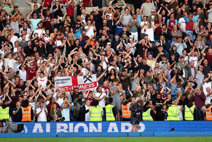 Radost fanoušků West Hamu po vítězství v Brightonu