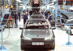Místo Wartburgů se v Eisenachu začaly dělat Opely. Ten první vznikl 5. října 1990.