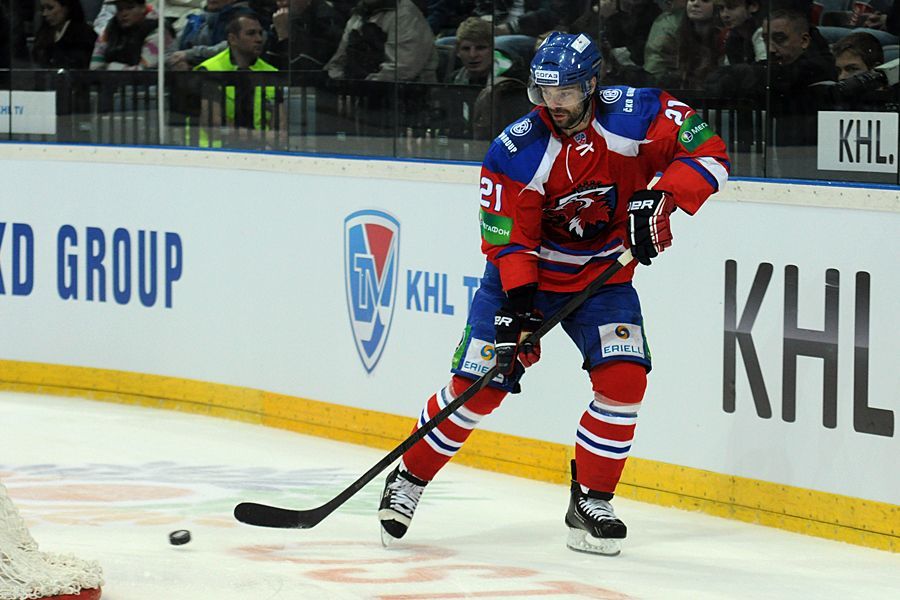 Hokejista Lva Praha Jakub Klepiš v utkání KHL proti CSKA Moskva.