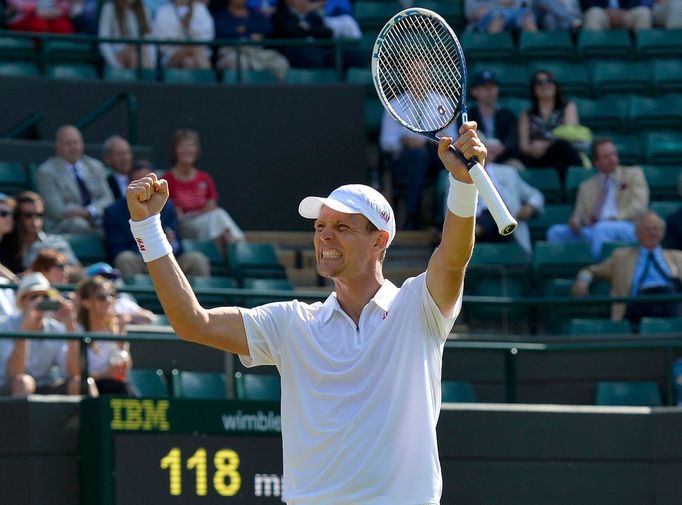 Tomáš Berdych v zápase s Kevinem Andersonem na Wimbledonu 2013