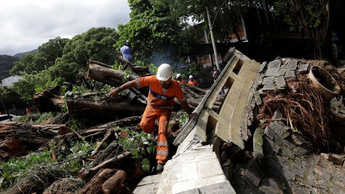 Dělníci odklízí škody po přívalovém dešti v okolí Ria de Janeiro.