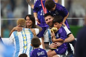 Messi v obležení zlata, dětí a euforie. Ve finále zářil, trofej zvedl v černém hábitu
