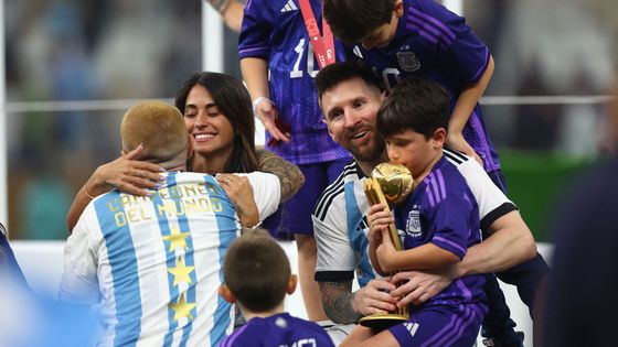 Messi v obležení zlata, dětí a euforie. Ve finále zářil, trofej zvedl v černém hábitu