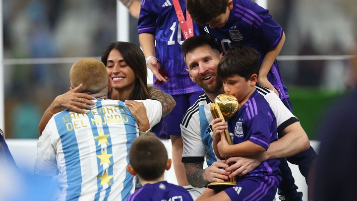 Messi v obležení zlata, dětí a euforie. Ve finále zářil, trofej zvedl v černém hábitu; Zdroj foto: Reuters