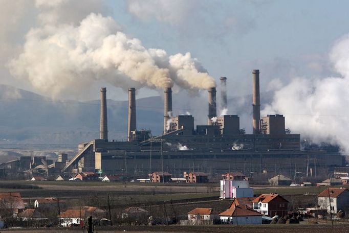 Uhelná eletrárna v Obilići, sedm kilometrů od hlavního města. Vytrvale zasypává své okolí popílkem. Investiční příležitost pro ČEZ?