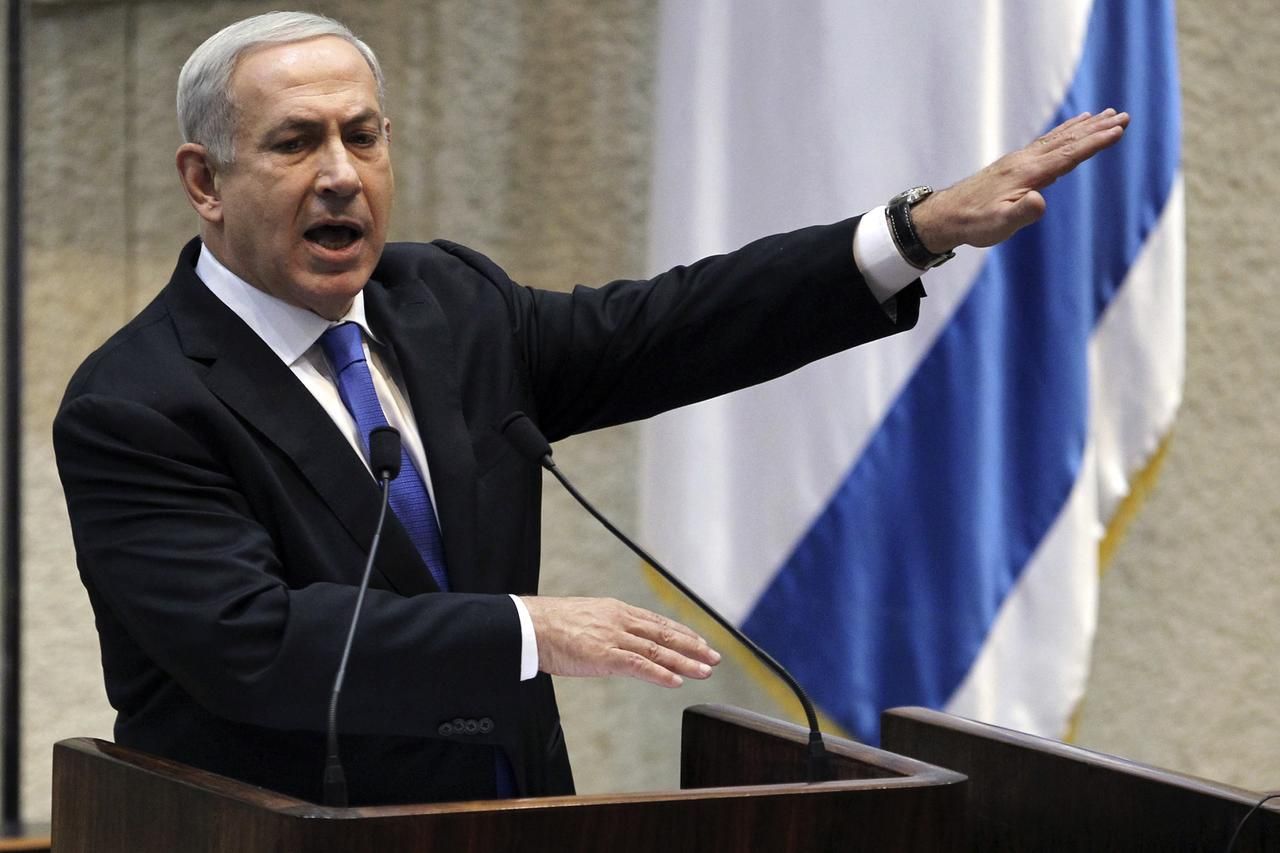 Izraelský premiér Benjamin Netanjahu během debaty o rozpuštění parlamentu