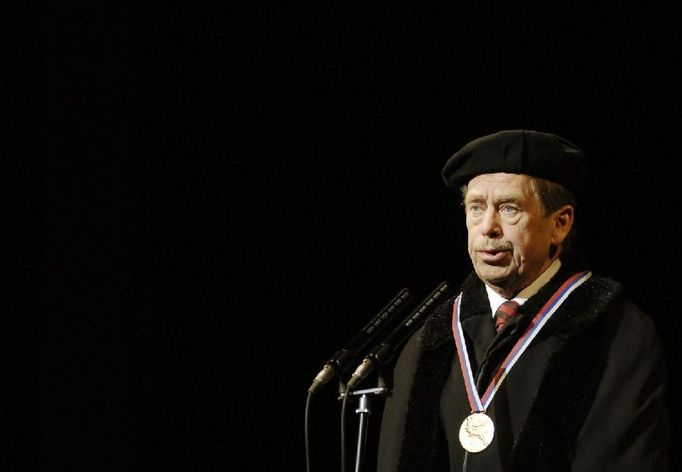 6. října 2006: Václav Havel má proslov poté, co obdržel na Vysoké škole múzických umění v Bratislavě čestný doktorát.