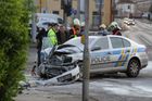Muž narazil v Hradci Králové kradeným autem do policejního vozu, tři lidé zraněni