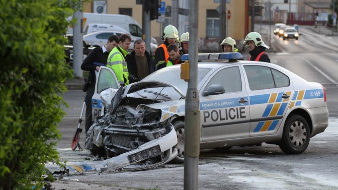 Nehoda policejního auta v Ústí nad Labem