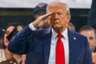Prezident Trump si tuto přehlídku dlouho přál. Amerika je přitom zvyklá předvádět svou vojenskou sílu v zahraničí, ale v amerických ulicích se tak děje jen vzácně, upozornil server BBC News. Na snímku Donald Trump salutuje vojákům při přehlídce.