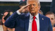 Prezident Trump si tuto přehlídku dlouho přál. Amerika je přitom zvyklá předvádět svou vojenskou sílu v zahraničí, ale v amerických ulicích se tak děje jen vzácně, upozornil server BBC News. Na snímku Donald Trump salutuje vojákům při přehlídce.
