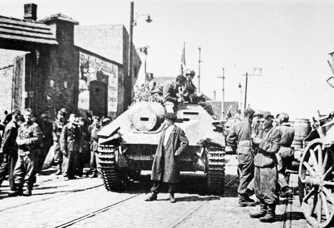 Řevnice, 6. května 1945. Příjezd kolony nákladních automobilů s příslušníky 1. pěšího pluku ROA na náměstí Victoria (dnes Krále Jiřího z Poděbrad).