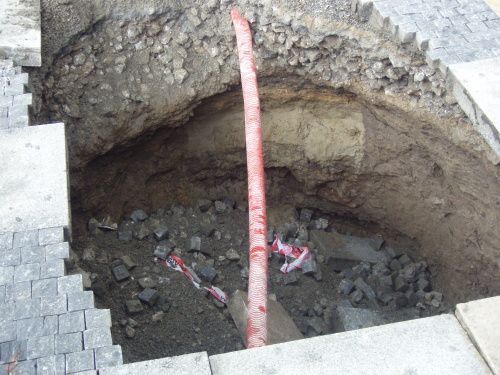 V centru Ostravy se do země propadlo hasičské auto